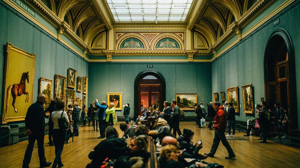 Sala de un museo.