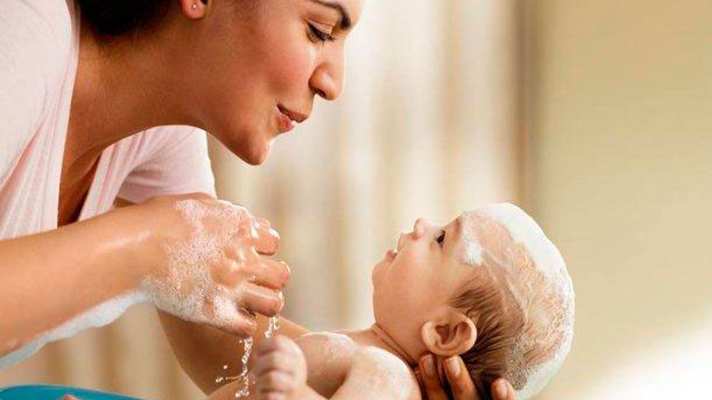 No será necesario tampoco lavar al bebé por completo.