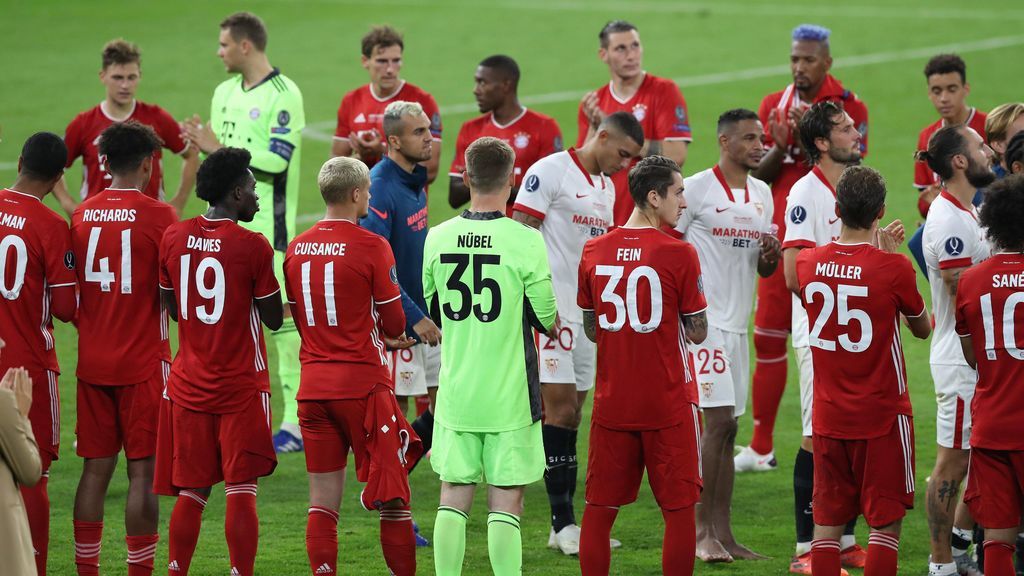 Los jugadores del Bayern hacen el pasillo a los del Sevilla