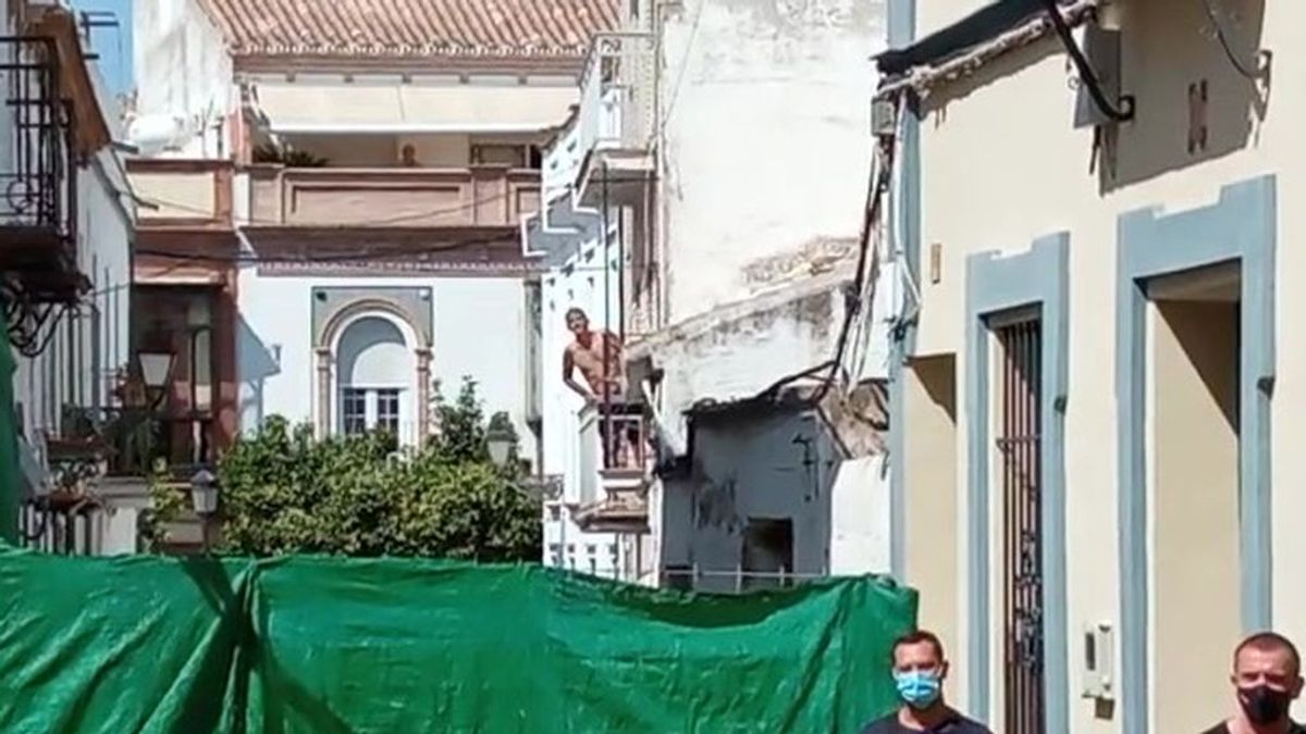 Detenido el hombre atrincherado en su vivienda de Coria del Río Detenido el hombre atrincherado en su vivienda de Coria del Río