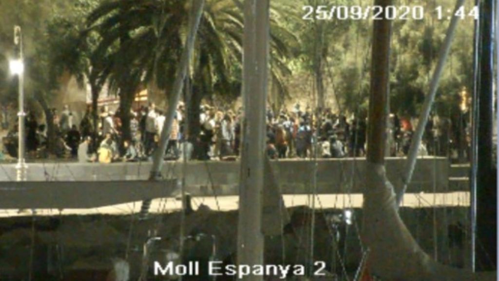 La policía dispersa un botellón de más 120 personas en el Port Vell de Barcelona La policía dispersa un botellón de más 120 personas en el Port Vell de Barcelona