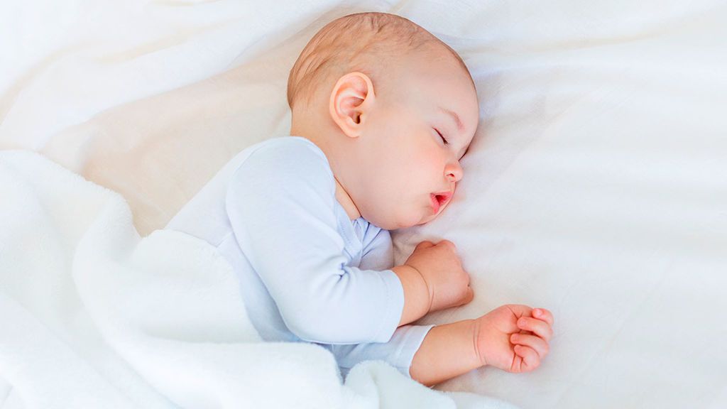 Existen una infinidad de mitos sobre cómo debería dormir un niño con reflujo.