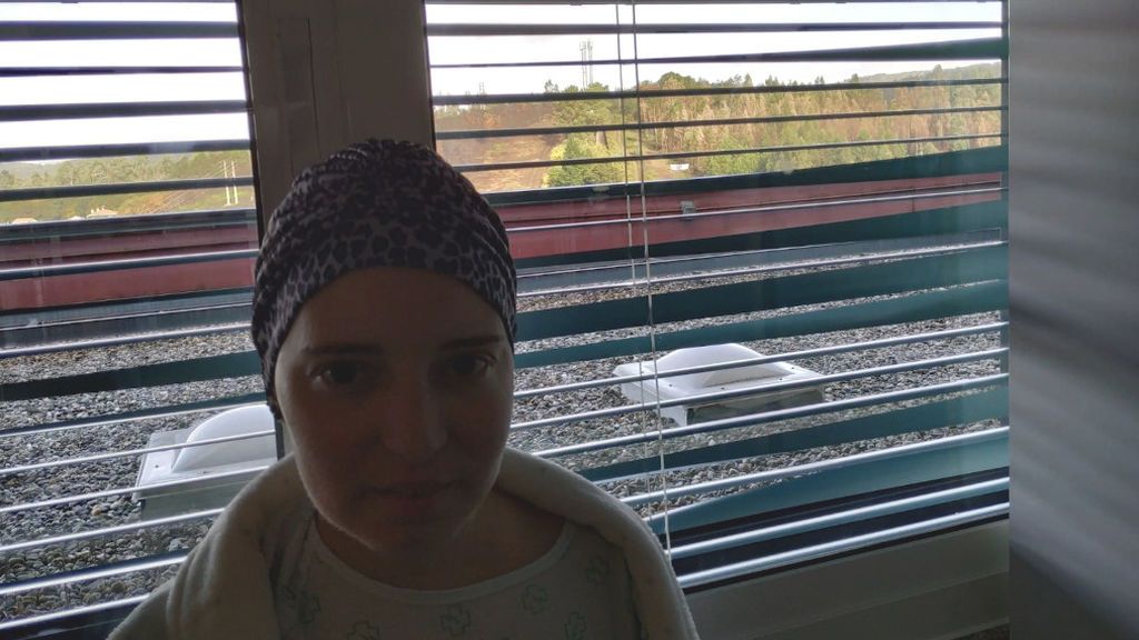 Coloca un cartel en un terraplén para que su hermana, recién trasplantada, lo vea desde el hospital Coloca un cartel en un terraplén para que su hermana, recién trasplantada, lo vea desde el hospital