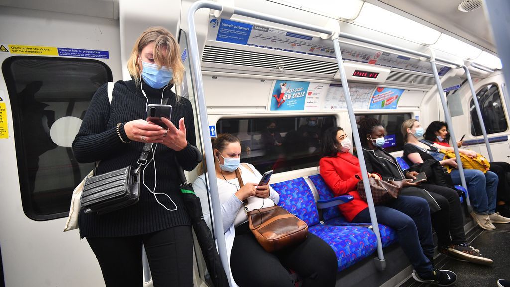 Pasajeros con mascarillas en el metro de Londres