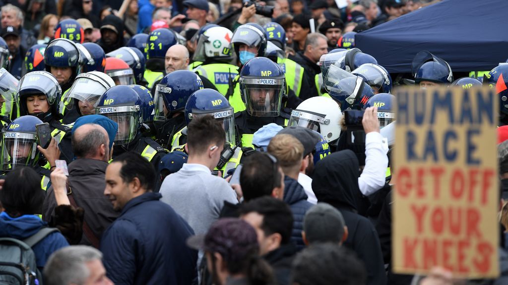 Manifestantes contra las restricciones chocan con la policía en Londres