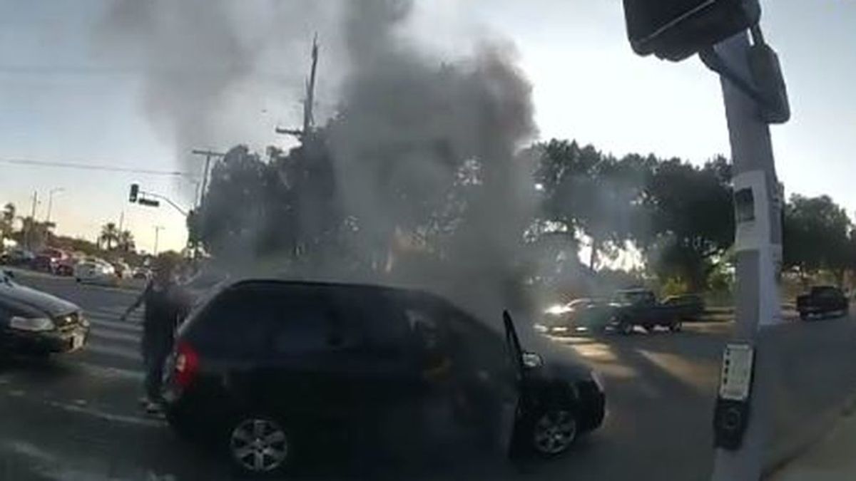 Dos policías salvan a un hombre en silla de ruedas a punto de morir quemado: su coche se incendió y quedó atrapado