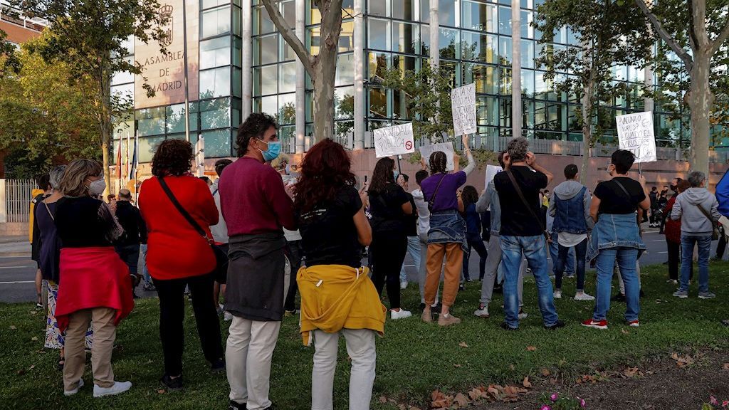 Atacan con piedras una unidad de Policía Municipal en Vallecas durante las protestas en Madrid Atacan con piedras una unidad de Policía Municipal en Vallecas durante las protestas en Madrid