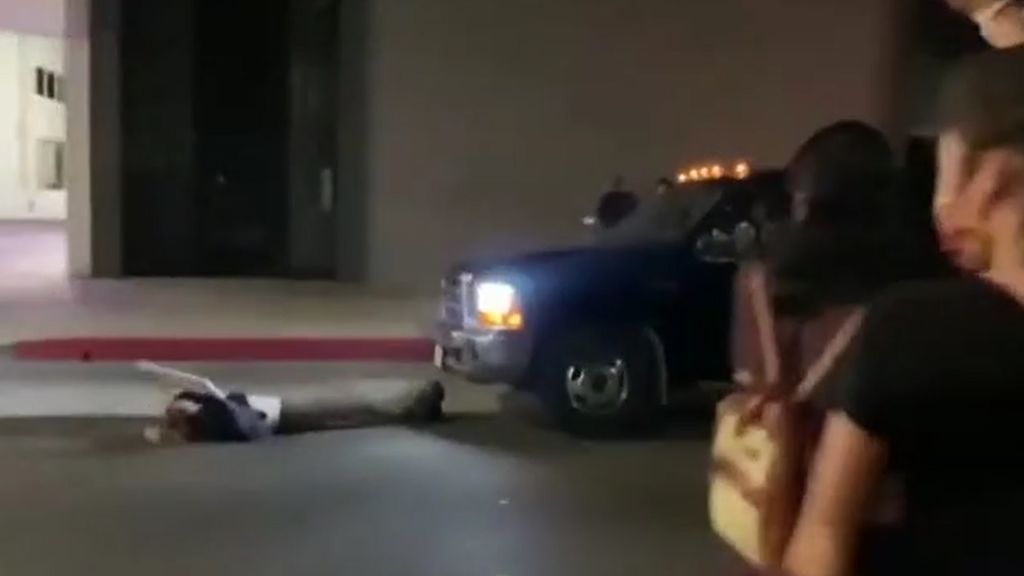 Una camioneta atropella a un grupo de manifestantes antirracistas en Los Ángeles