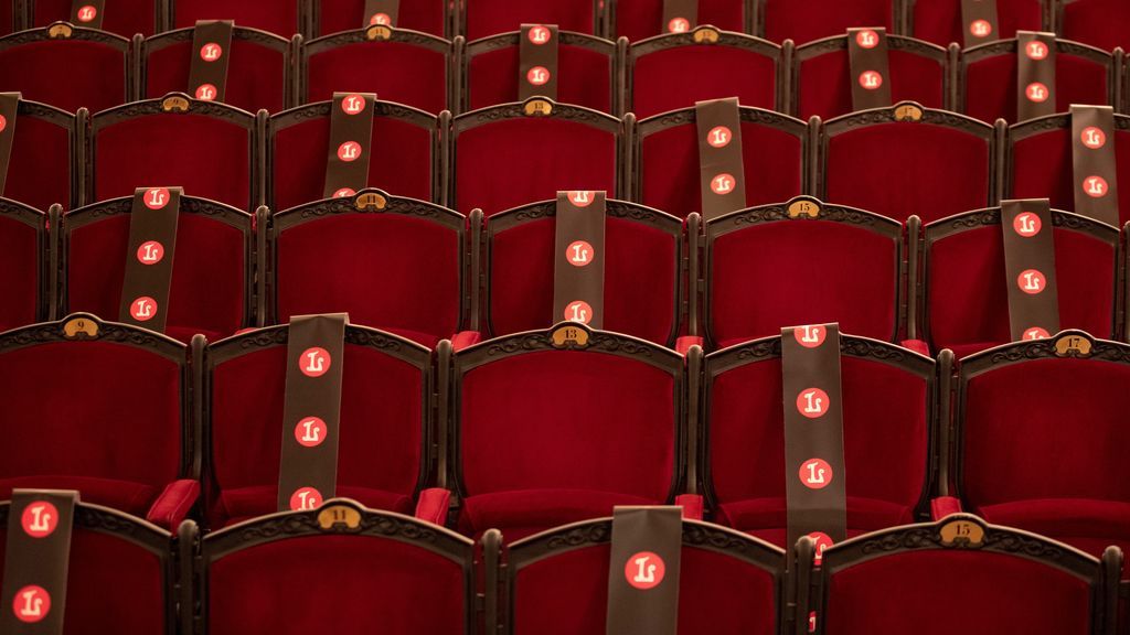 El Liceu levanta el telón seis meses después con mitad del aforo permitido y protocolos de seguridad El Liceu levanta el telón seis meses después con mitad del aforo permitido y protocolos de seguridad