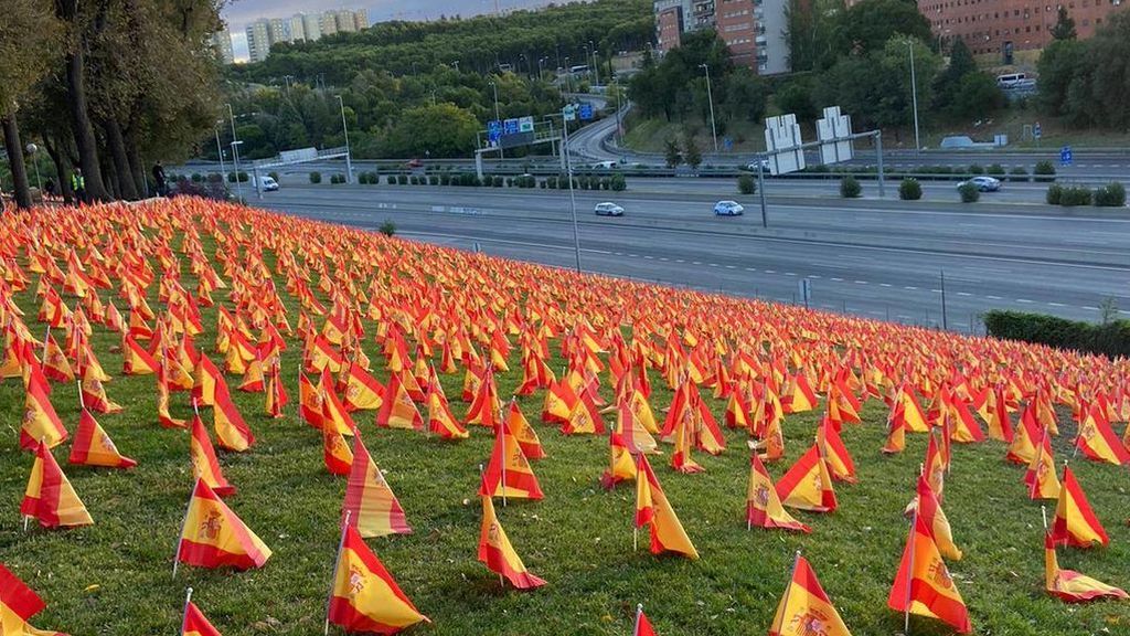 Colocan centenares de banderas de España en los jardines de la M-30 de Madrid