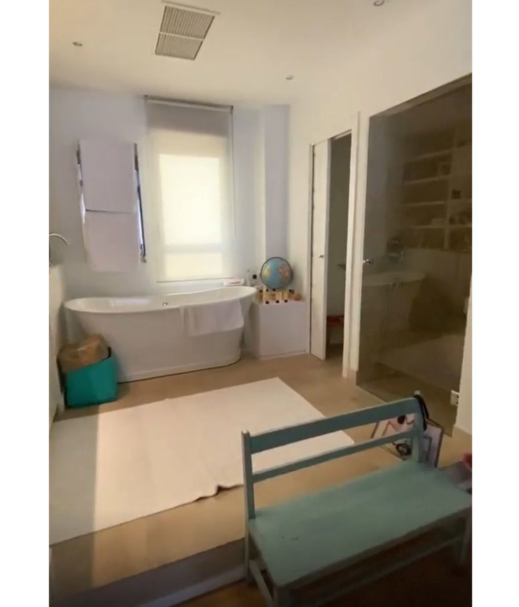 El baño del dormitorio de Samantha