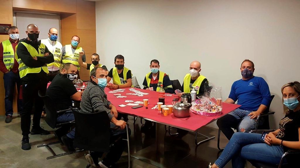 Trabajadores de Alcoa hacen un encierro de 24 horas para evitar el cierre de la planta de aluminio