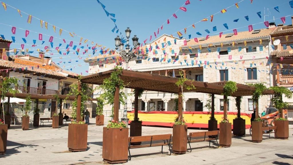 La Guardia Civil repele a tiros el ataque de un hombre armado con 2 cuchillos en Manzanares el Real La Guardia Civil repele a tiros el ataque de un hombre armado con 2 cuchillos en Manzanares el Real