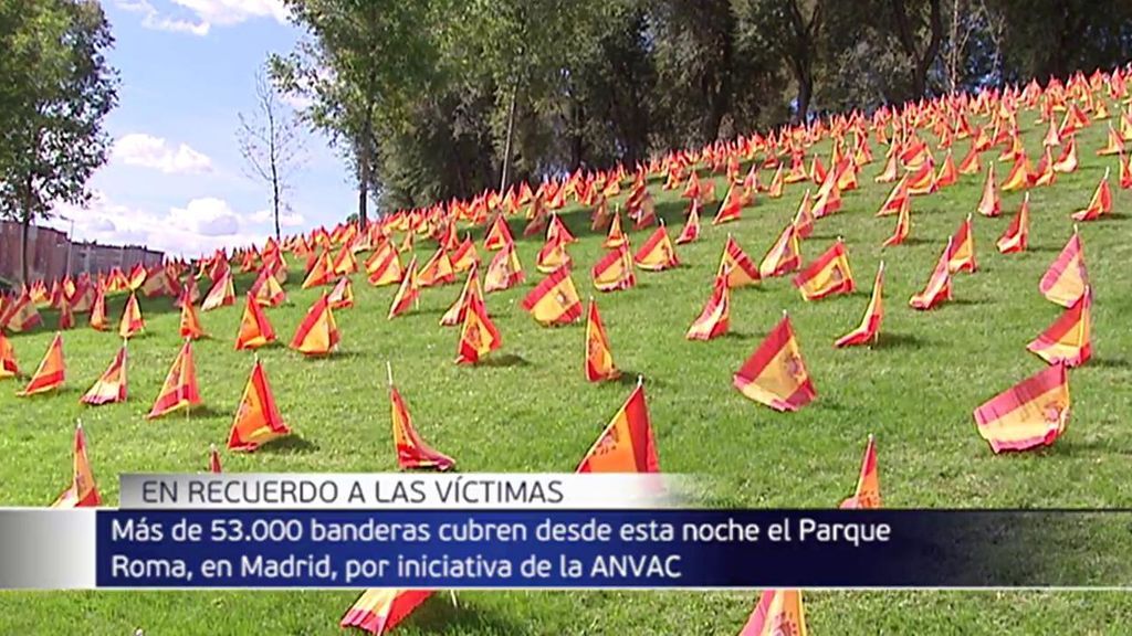 Colocan 50.000 banderas de España en un parque frente a la M30 de Madrid por las víctimas del coronavirus