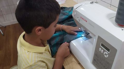 El niño que sufrió bullying por coser ropa para sus muñecas - Yasss