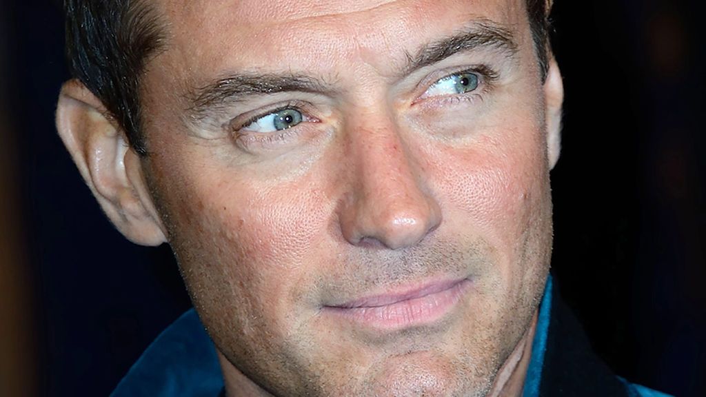 Jude Law, el seductor British que no acabó de triunfar y ha sido padre por sexta vez a los 47 años