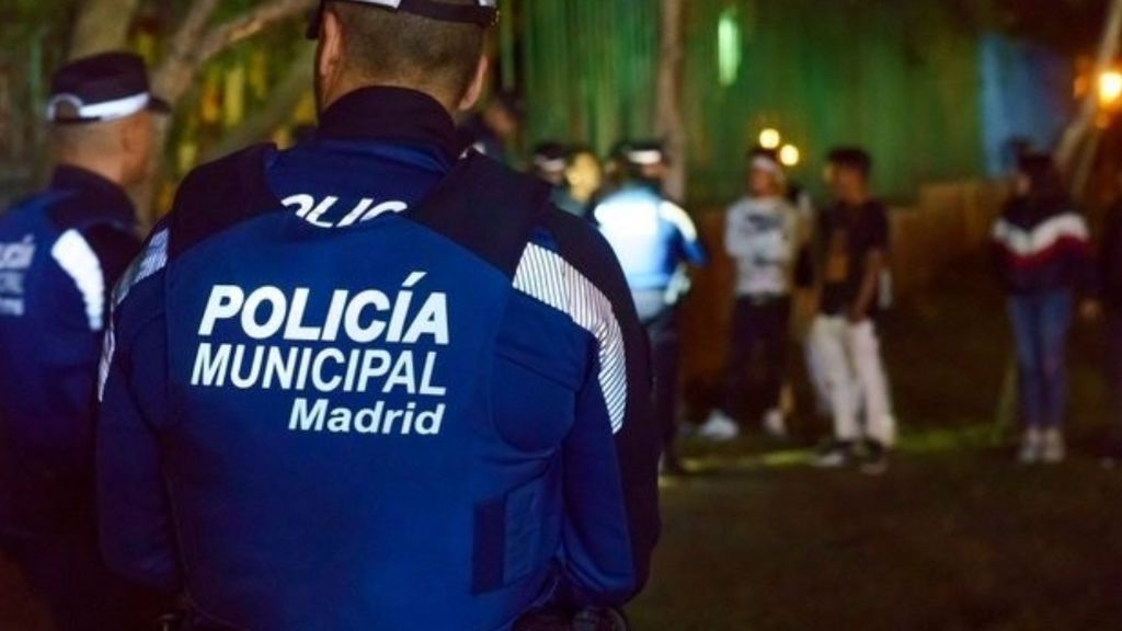 Sancionado un asesor de Bildu por llamar "perros" a agentes de la policía de Madrid tras pillarle bebiendo alcohol en la calle Sancionado un asesor de Bildu por llamar "perros" a agentes de la policía de Madrid tras pillarle bebiendo alcohol en la calle