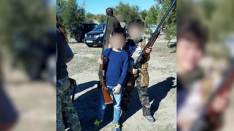 La imagen del hijo de Jesulín de Ubrique portando un arma | Sálvame