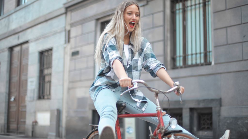 Mujer paseando en bicicleta.