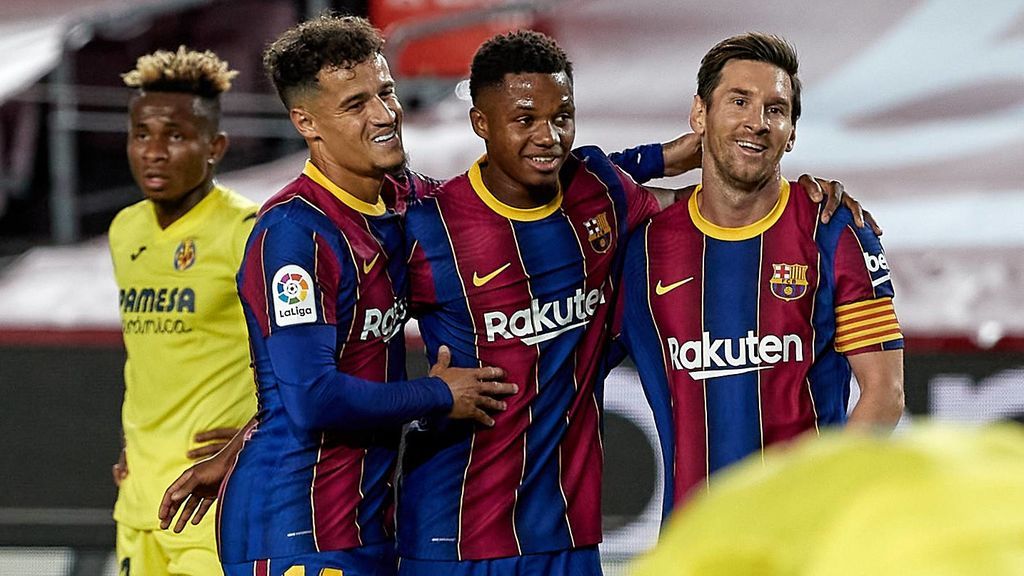Ansu Fati celebra con Coutinho y Messi uno de sus goles.