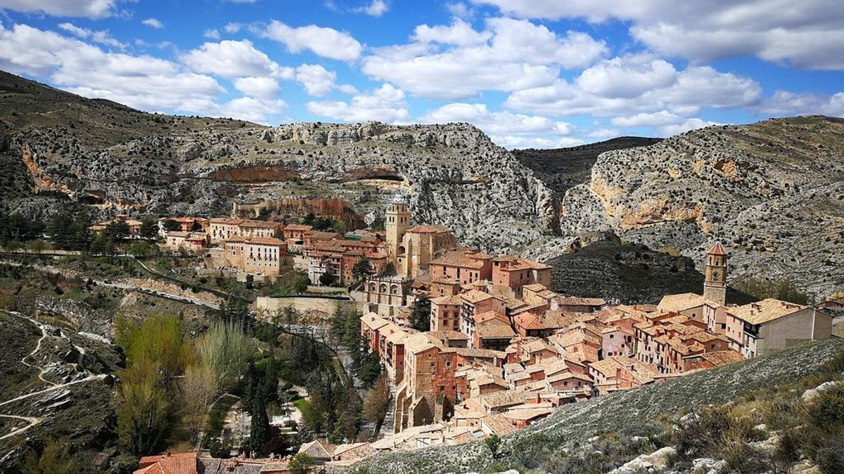 De Albarracín a Santillana del Mar: pueblos medievales de España para visitar este otoño