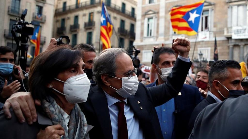 Quim Torra abandona el Palau con la pancarta que le ha costado la condena