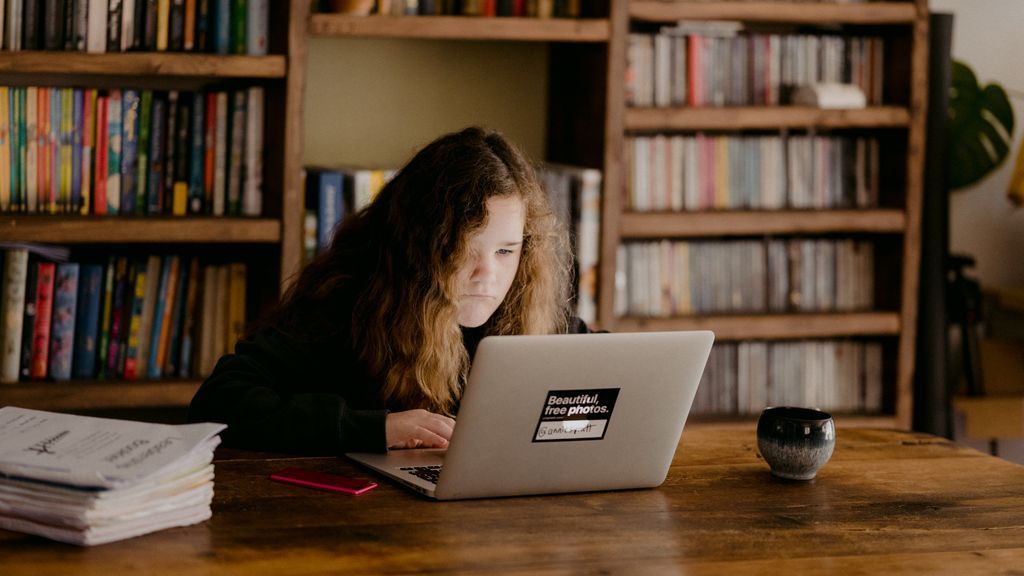 Niña recibiendo clases online