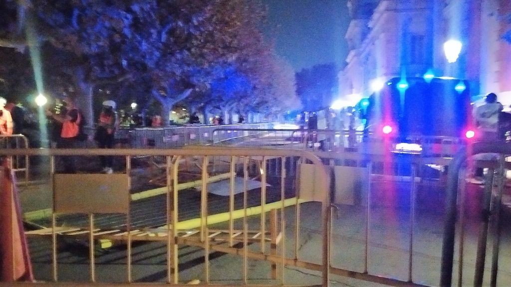Mossos retirando las barricadas tras los incidentes con los CDR