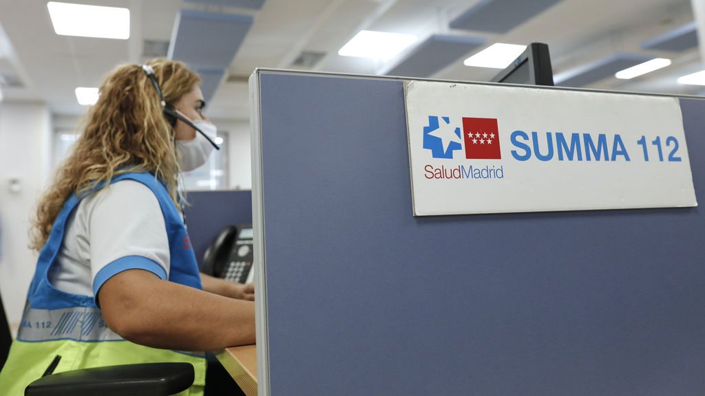 Una empleada atiende el teléfono en su puesto de trabajo de las instalaciones de la sede del SUMMA 112