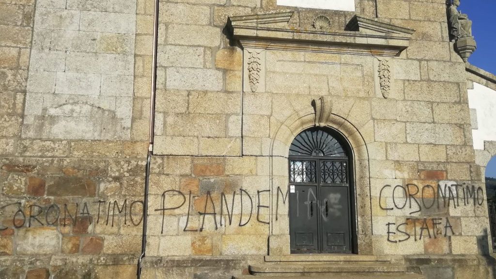 Aparecen pintadas negacionistas sobre la pandemia en una ermita viguesa Aparecen pintadas negacionistas sobre la pandemia en una ermita viguesa