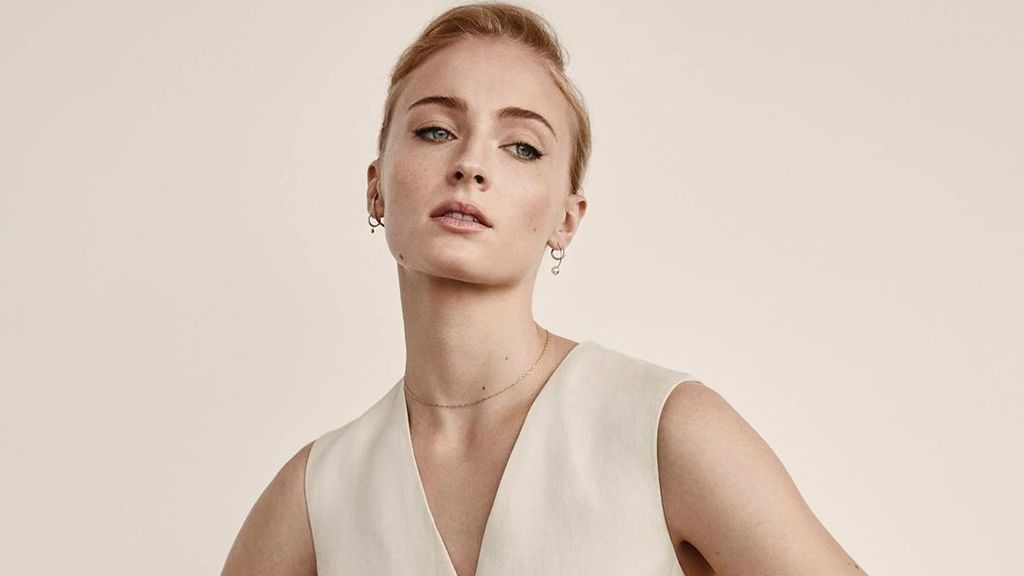 Sophie Turner muestra por primera vez cómo era su tripa de embarazada dos meses después de haber dado a luz