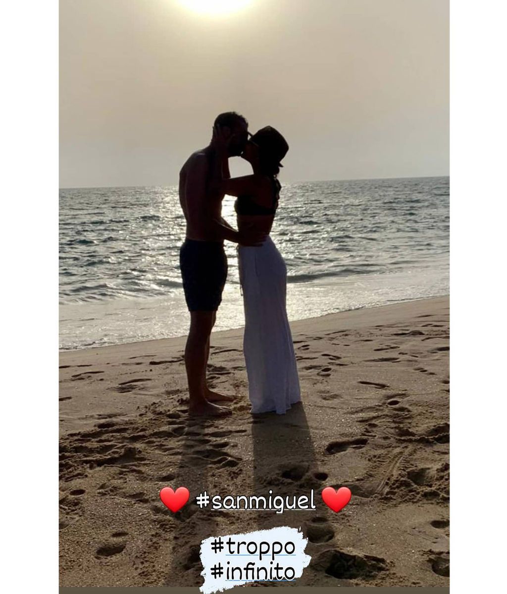 Chenoa besa a su prometido en la orilla de la playa