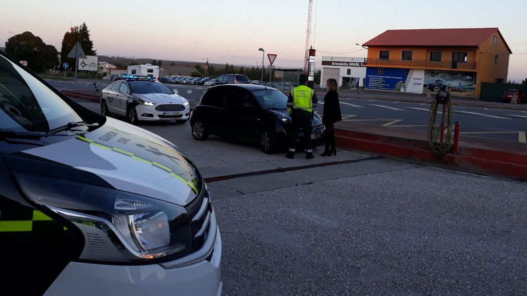 Hallan a una conductora ebria, parada en un cruce, recostada en su vehículo y con un menor detrás Hallan a una conductora ebria, parada en un cruce, recostada en su vehículo y con un menor detrás