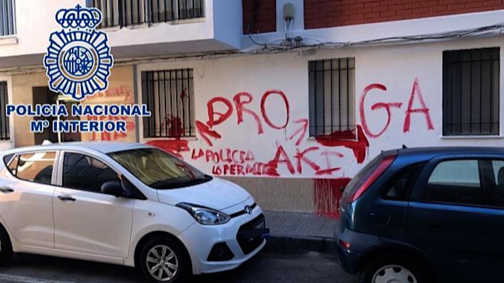 `Se vende droga aki´: la pintada de unos vecinos de Cádiz para denunciar a un camello `Se vende droga aki´: la pintada de unos vecinos de Cádiz para denunciar a un camello