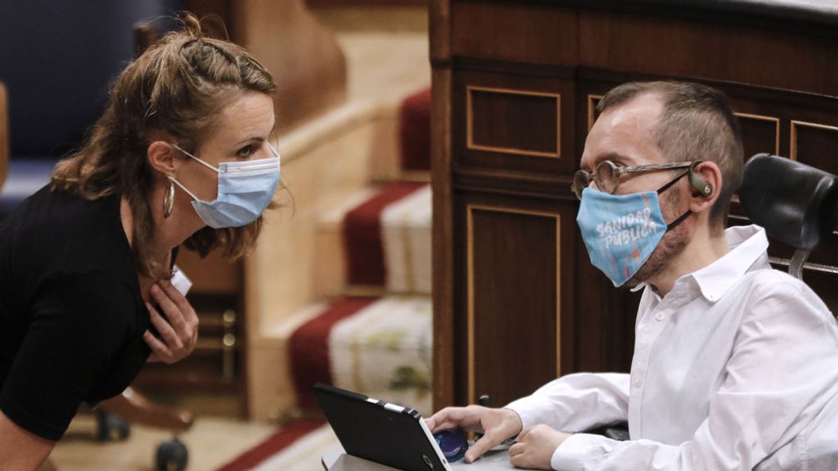 Pablo Echenique conversa con la diputada de la CUP en el Pleno del Congreso Pablo Echenique conversa con la diputada de la CUP en el Pleno del Congreso