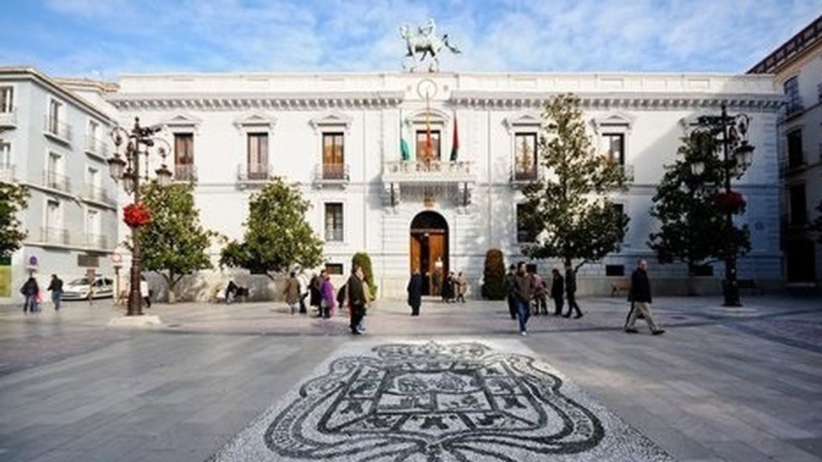 El positivo en coronavirus del alcalde de Granada obliga a cerrar el Ayuntamiento 24 horas para su desinfección