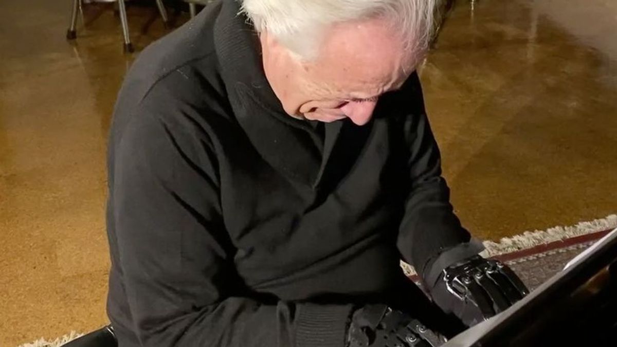 Volver a tocar a los 80 años con guantes biónicos: Joao Carlos Martins, una vida llena de dificultades
