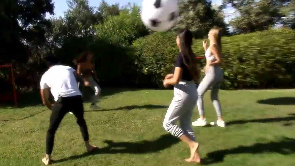 Vídeo exclusivo: Álex pone a prueba a sus chicas en un partido de fútbol con recompensa incluida