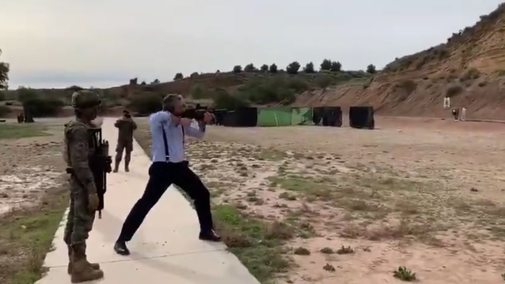 Ortega Smith disparando un fusil del Ejército