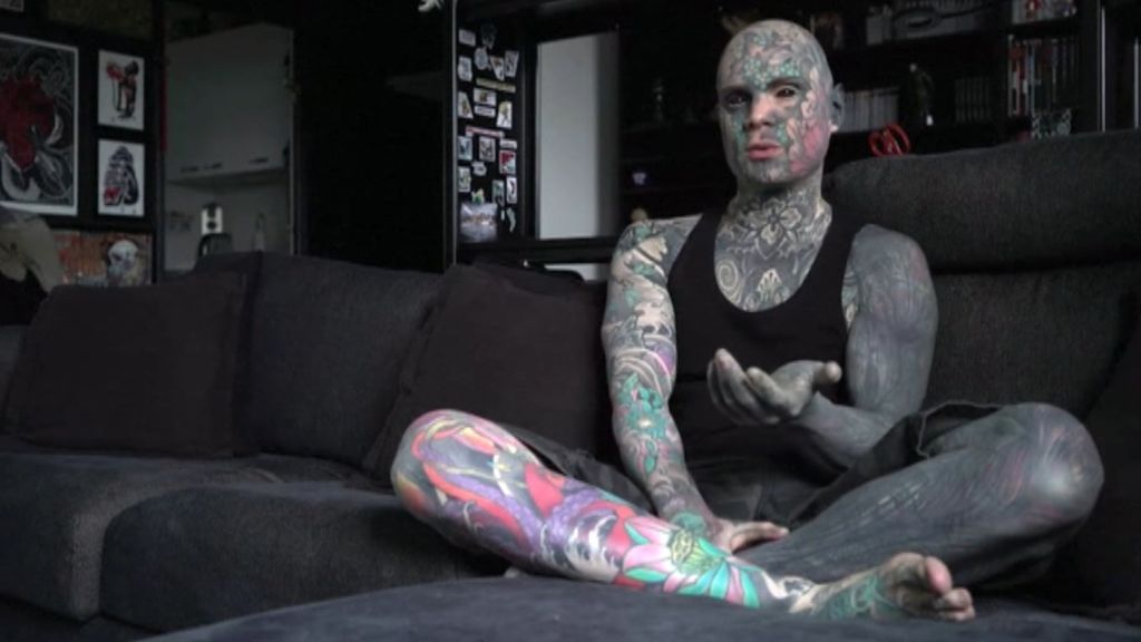Sylvain Helaine, el hombre más tatuado despedido de una guarderia