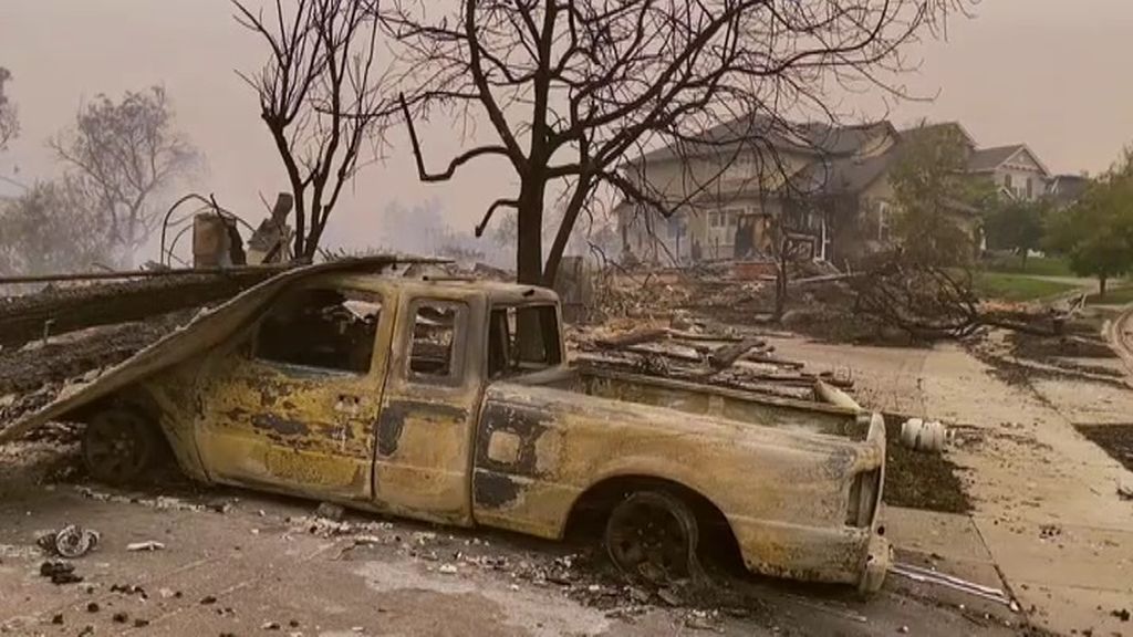 Miles de personas huyen despavoridas de los incendios de California