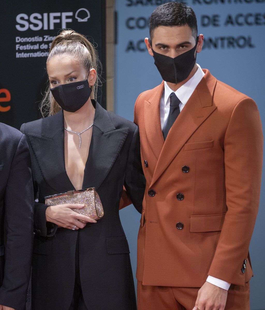 EuropaPress_3341912_actriz_ester_exposito_junto_novio_actor_alejandro_speitzer_gala_clausura