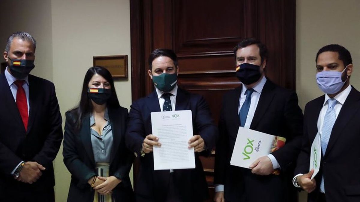 Abascal posa en la puerta del registro del Congreso con la moción de censura en la mano Abascal posa en la puerta del registro del Congreso con la moción de censura en la mano