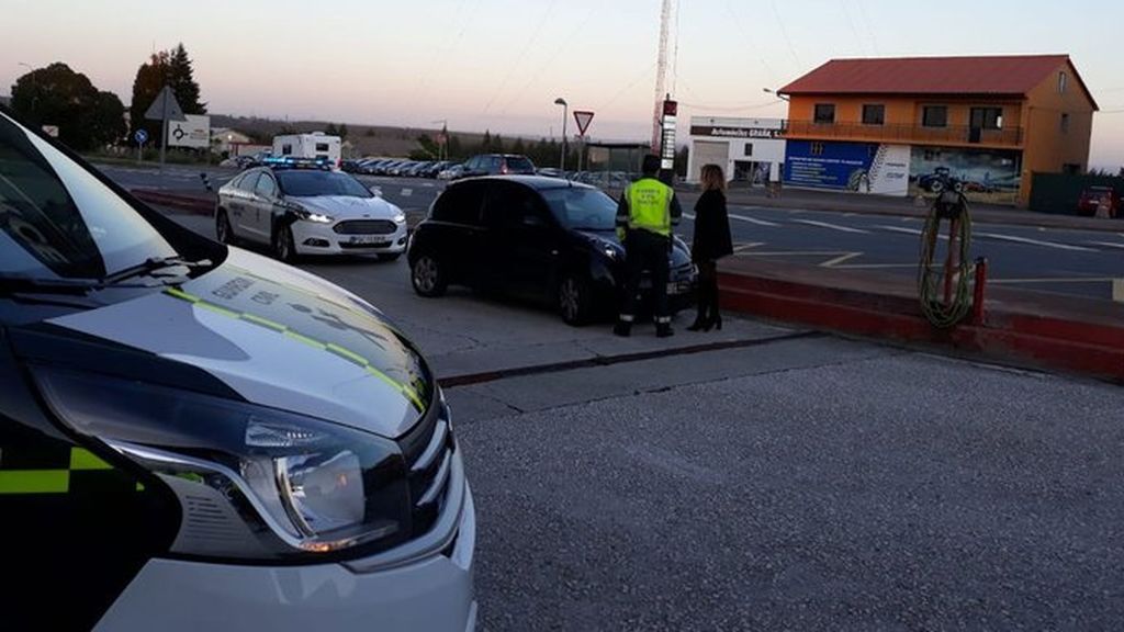 Encuentran una conductora ebria, recostada en el coche en medio de un cruce y con un menor Encuentran una conductora ebria, recostada en el coche en medio de un cruce y con un menor