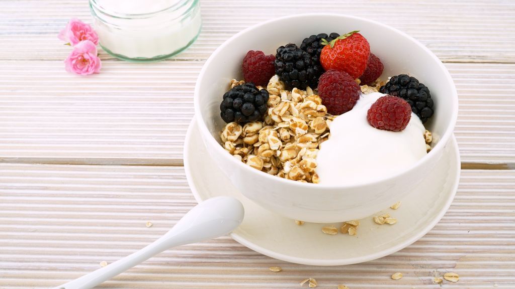 Yogur con frutos rojos.