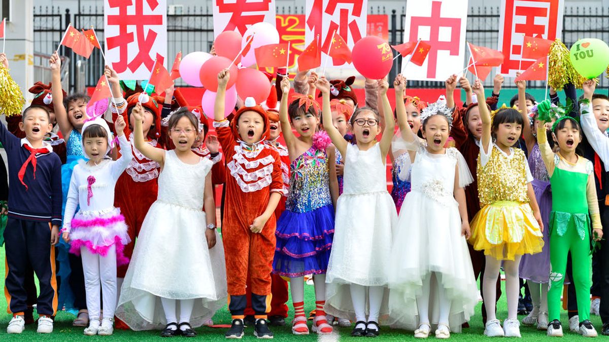 Niños se preparan la la celebración del día Nacional de China este 1 de octubre