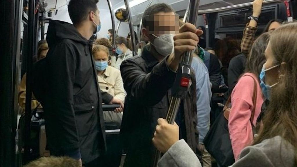 “Viajando como corderos al matadero”: la denuncia de un neumólogo por la masificación en un autobús de Vigo “Viajando como corderos al matadero”: la denuncia de un neumólogo por la masificación en un autobús de Vigo