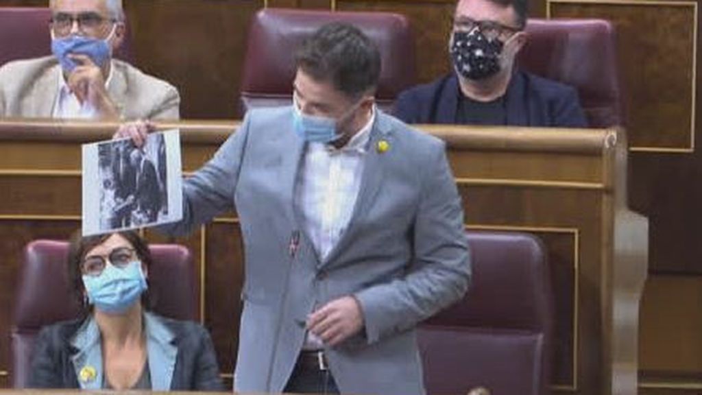 Rufián con una foto del rey junto a Franco: "Hay un diputado de Vox en Zarzuela"