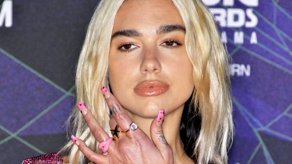 Una de sus señas de identidad es el maquillaje arriesgado y las uñas infinitas.