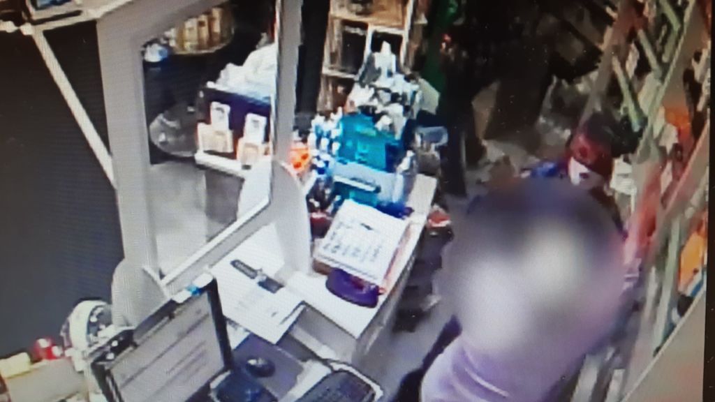 Detenidos por atracar una farmacia y dejar inconsciente a la empleada tras golpearla varias veces en Madrid Detenidos por atracar una farmacia y dejar inconsciente a la empleada tras golpearla varias veces en Madrid